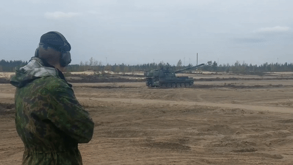 Pháo được trang bị động cơ diesel MTU 881 Ka-500 8 xi lanh, làm mát bằng nước, công suất 1.000 mã lực và hộp số tự động XI 100 4AZ với 4 số tiến và hai số lùi, cho phép xe pháo di chuyển trên đường nhựa với tốc độ tối đa 67 km/h, tầm hoạt động lên tới 480 km.