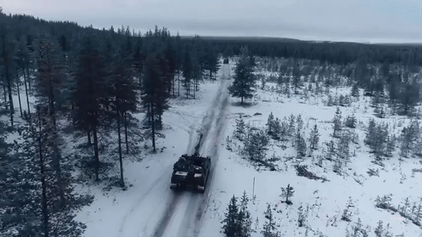 K9 còn sở hữu qui trình nạp đạn pháo hoàn toàn tự động với tốc độ bắn của nó có thể lên tới 6 phát/phút với 2 nạp đạn viên.