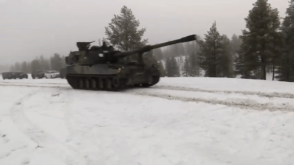 Được biết, Hàn Quốc bắt đầu nghiên cứu chế tạo pháo tự hành K9 Thunder (Thần Sấm) nhằm bổ sung và thay thế pháo tự hành K55 155mm (biến thể từ M109 của Mỹ).