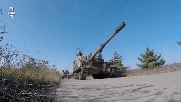 Tại “Hội nghị hợp tác công nghiệp quốc phòng Hàn Quốc - Romania 2023”, do Đại sứ quán Hàn Quốc tại Romania tổ chức, hãng sản xuất vũ khí khổng lồ Hanwha Hàn Quốc tiết lộ kế hoạch xâm nhập thị trường Romania bằng lựu pháo tự hành "thần sấm" K9 và xe chiến đấu bộ binh Redback. 