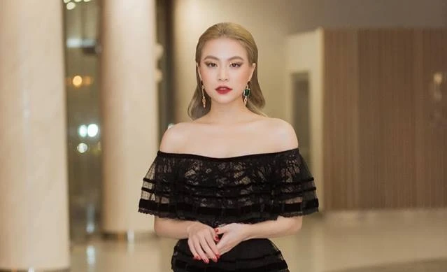 Khác hẳn trong “Mê Cung”, Hoàng Thùy Linh ngoài đời ăn mặc táo bạo vô cùng