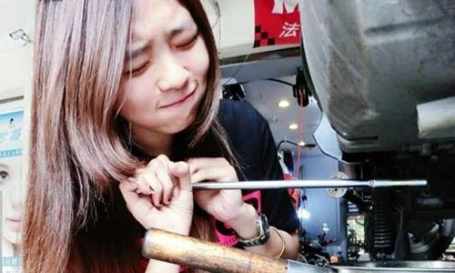 Hot girl sửa xe đẹp gợi cảm khiến các chàng đổ gục