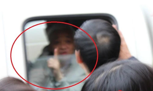 Bầu Kiên ra ám hiệu "lạ" trên xe về trại giam