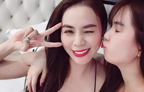 Chụp ảnh với bà mẹ hai con, Ngọc Trinh cũng phải "tắt điện"