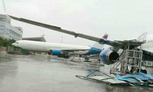 Tận mục cảnh siêu bão thổi bay máy bay khỏi đường băng
