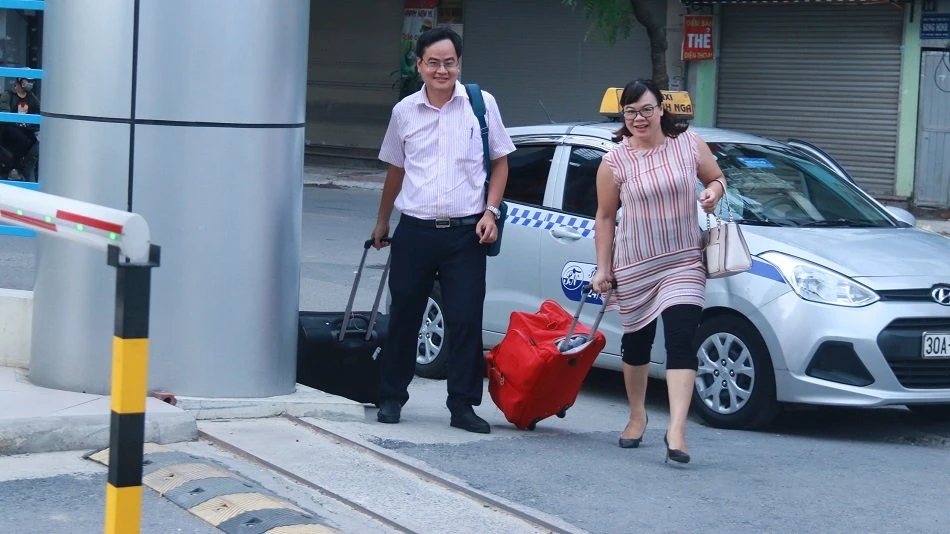 Giám thị ăn cháo vội, xách vali sớm lên đường coi thi THPT quốc gia