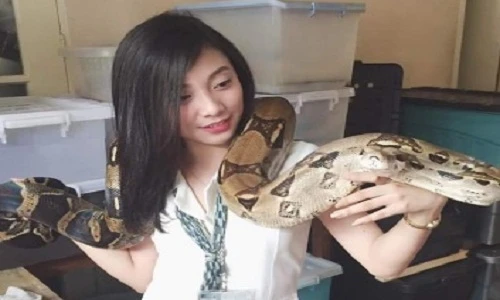 Vẻ gợi cảm của cô giáo tiểu học thích... ngủ với rắn