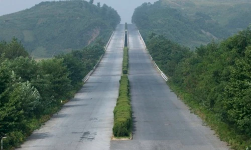 Choáng đường cao tốc Triều Tiên rộng thênh thang nhưng vắng tanh
