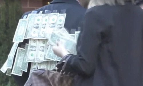 Mặc áo dán đầy tiền ra đường và cái kết “đắng“