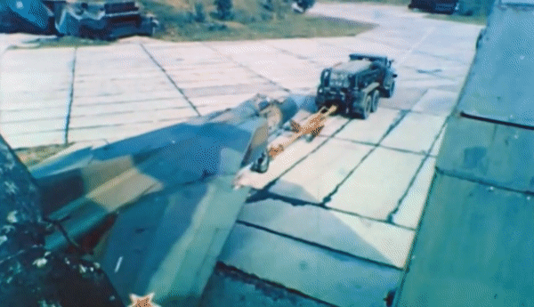  Các kiểm soát viên không lưu quân sự NATO lập tức thông báo cho nhân viên không lưu dân sự điều phối máy bay tránh đường bay của chiếc Mig-23 này.