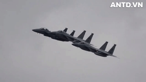Hai chiếc F-15 bay cùng chiếc "tiêm kích ma" về phía đông nam, băng qua không phận Hà Lan rồi tiến vào không phận Bỉ, nơi chiếc máy bay không người lái bắt đầu mất dần độ cao.