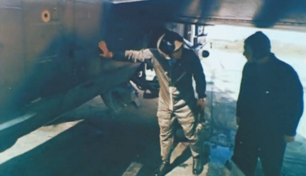 Họ cũng nhận thấy chiếc tiêm kích Liên Xô không có bị vũ khí nên không phải là một mối đe dọa trực tiếp.