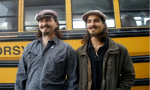 Những cặp anh em “song sinh” kỳ lạ đến khó tin