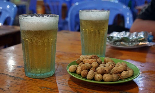 Bí mật quy trình sản xuất chiếc cốc vại bia “huyền thoại” ở Hà Nội