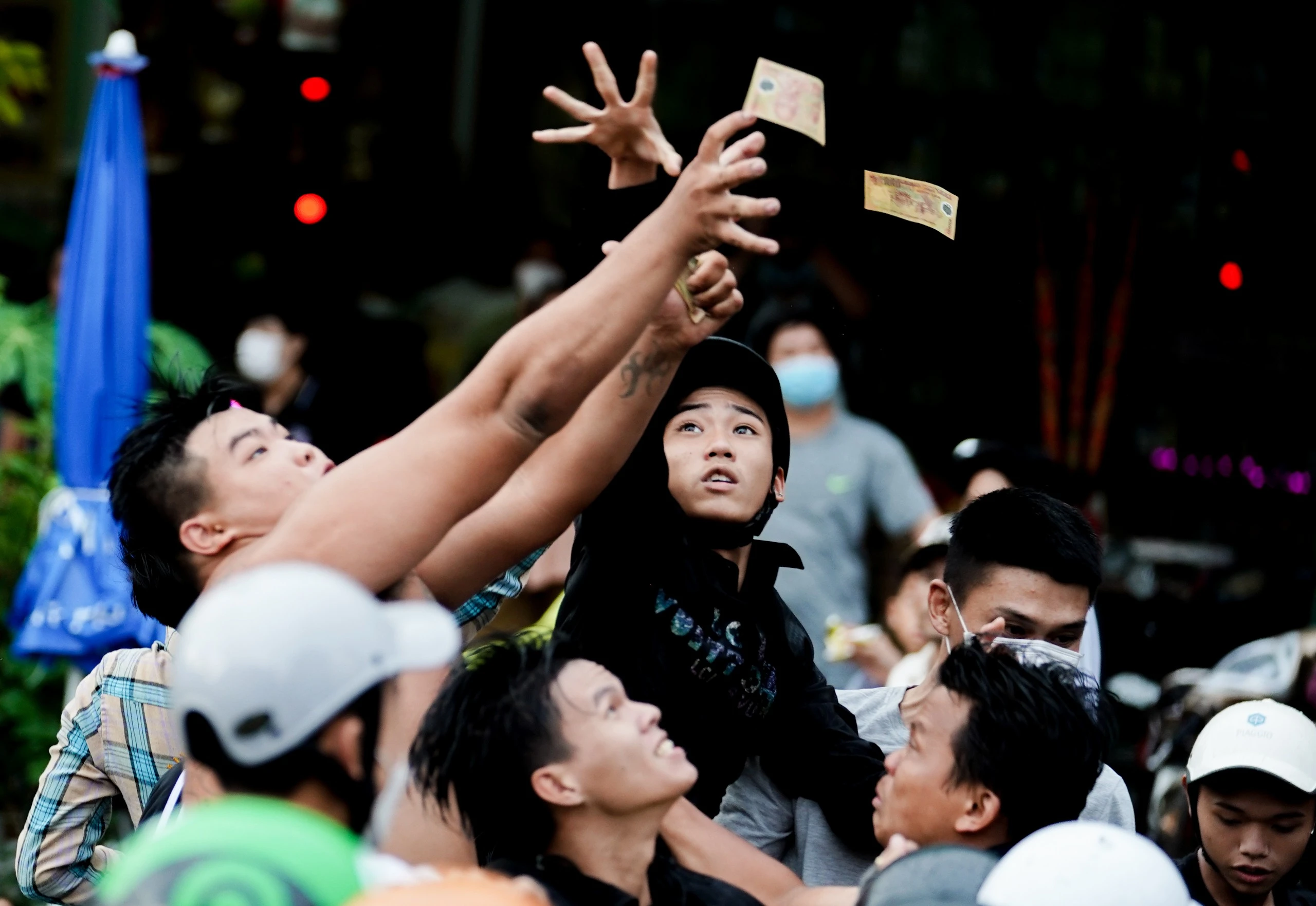 Thanh niên xếp hàng, tranh nhau giật tiền cúng cô hồn ở TP.HCM