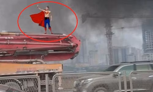 Selfie trước đám cháy ở HN, chàng trai bị chế ảnh tơi bời