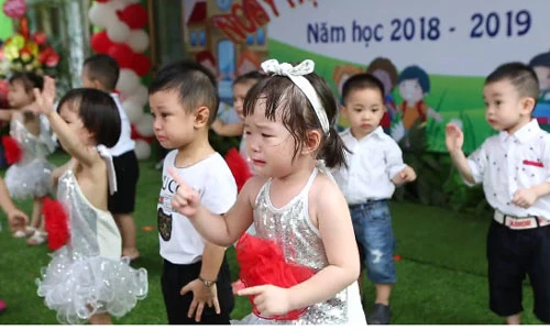 Video: Bé gái vừa khóc vừa cố múa đúng nhịp “cưa đổ” dân mạng