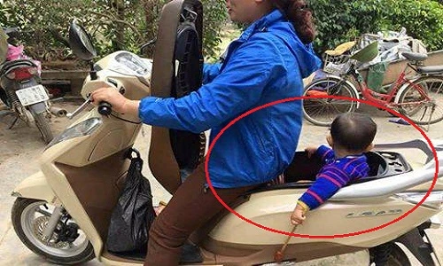 Muôn kiểu chở con "nổi da gà" của bố mẹ Việt