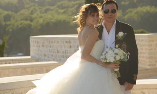 Sốc đại gia Nga nuôi cô gái bằng tuổi con mình để lấy làm vợ