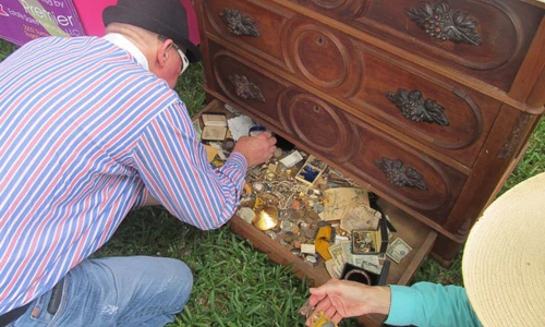 "Lên đời" nhờ may mắn phát hiện kho báu từ đồ vật cũ