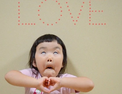 Muôn kiểu “làm xấu” của cô bé Nhật Bản đốn tim dân mạng