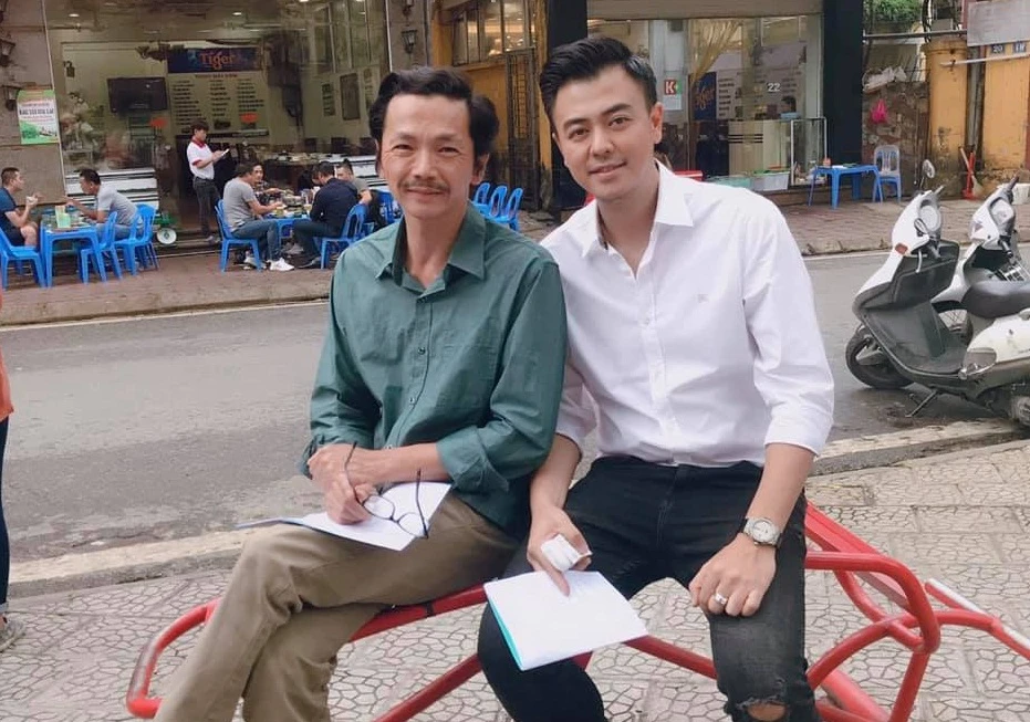 Phong cách thời trang ngoài đời ấn tượng của MC Tuấn Tú, phim Về nhà đi con