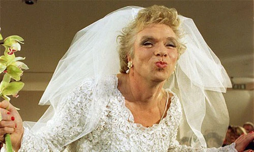 Hình ảnh khó đỡ của tỷ phú siêu “quái dị“