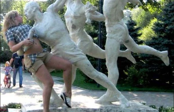 Muôn kiểu tự sướng với tượng (7)