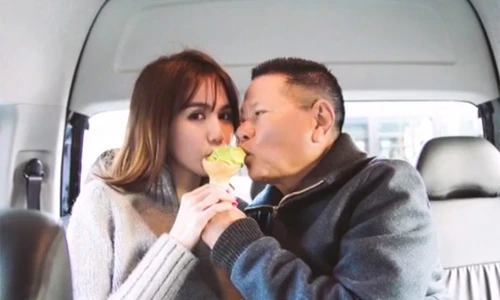 Tỷ phú Hoàng Kiều “khoe” ảnh thân mật với Ngọc Trinh