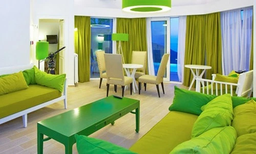 Trang trí phòng khách sinh động với nội thất xanh lá