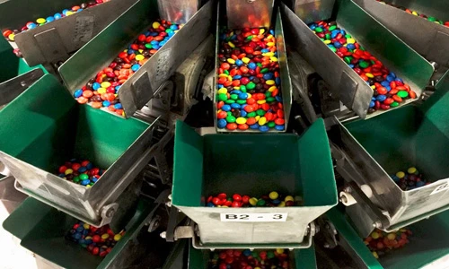 Lộ dây chuyền sản xuất những viên kẹo socola M&M bắt mắt