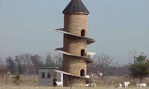 Thú vị những "biệt thự" kỳ dị nuôi dê