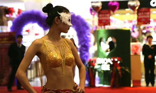 Lóa mắt với show nội y toàn bằng vàng ròng