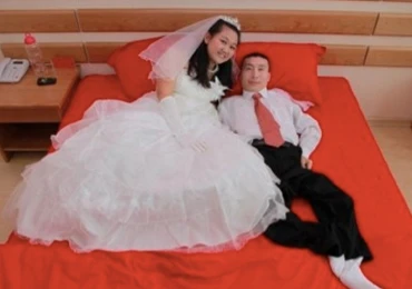Chú rể bại liệt cưới vợ xinh, gây xôn xao mạng