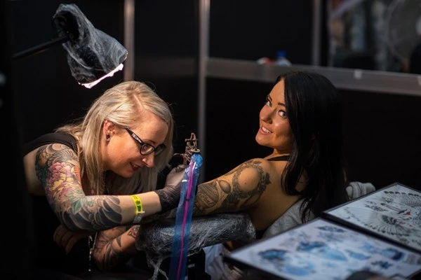 Tận mắt xem thiếu nữ nghiến răng chịu đau để xăm mình