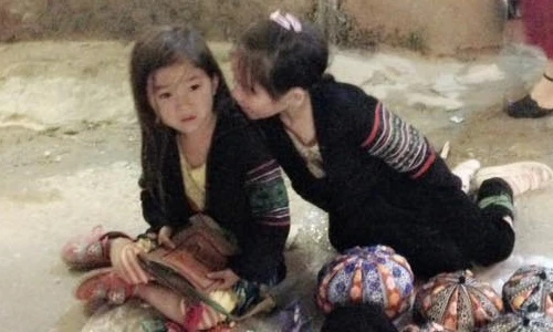 Em bé Sa Pa bán hàng rong đáng yêu hớp hồn người