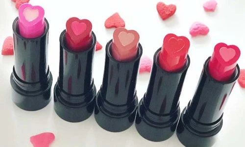 Tận mục dòng son hình trái tim bán hết veo trong ngày ra mắt