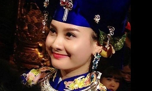 Bất ngờ trước danh tính của cô đồng xinh đẹp đang gây sốt