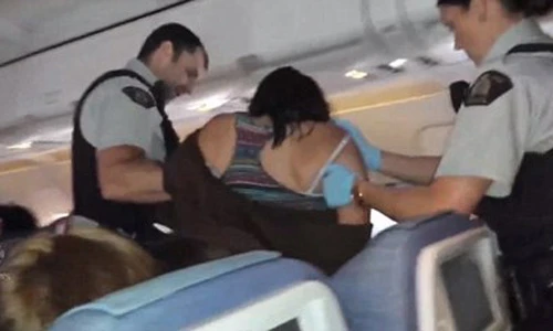 Những vụ hành khách hành hung tiếp viên hàng không gây chấn động
