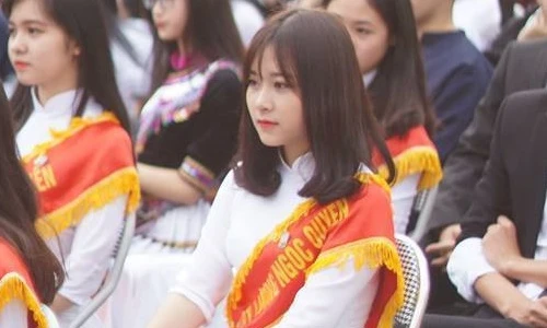 Nữ sinh trường Lương Ngọc Quyến bị chụp lén vì quá xinh