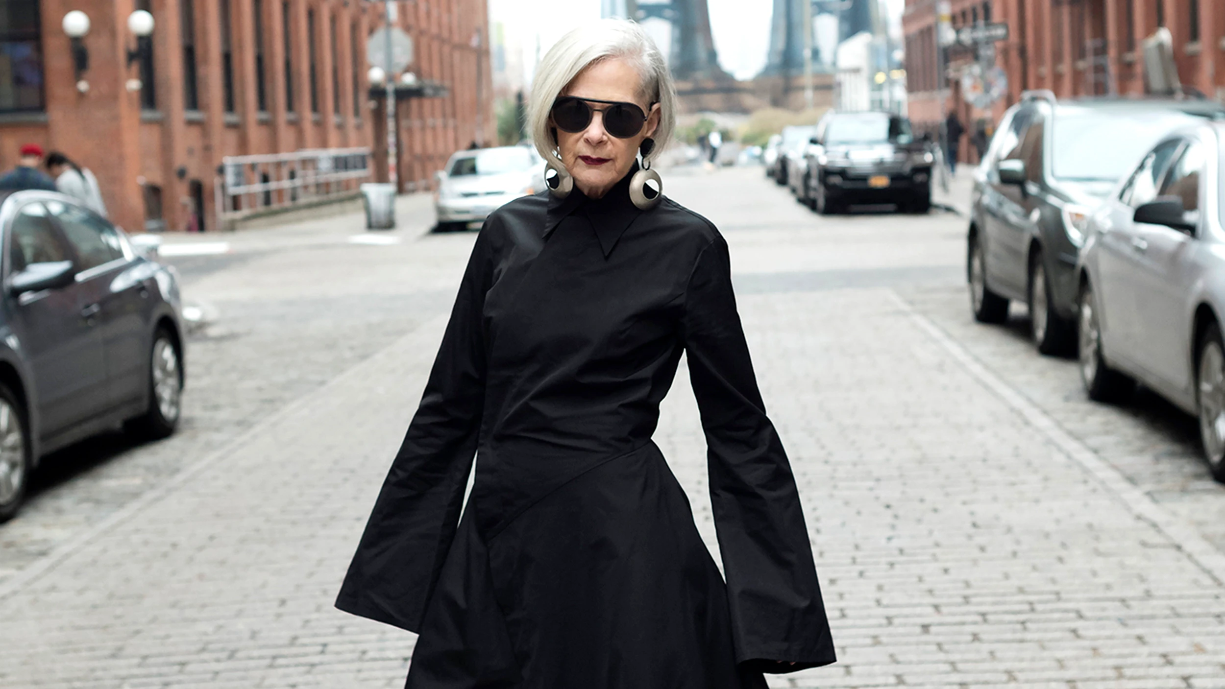 Phong cách thời trang cực ngầu của cụ bà U70 khiến giới trẻ “ngả mũ“