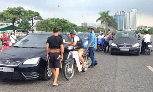 Xem dân phe “săn” xế hộp đại gia chèo kéo bán vé U19