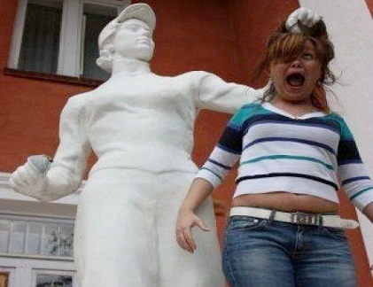 Muôn kiểu “tự sướng” với tượng đá (3)