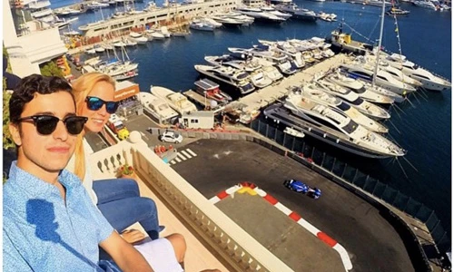 Cậu ấm cô chiêu chơi ngông ngốn tiền thế nào trong năm qua?