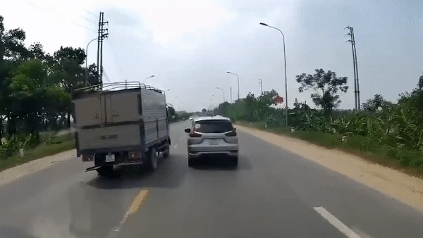 Video: Xe tải tạt đầu ôtô rồi bỏ chạy