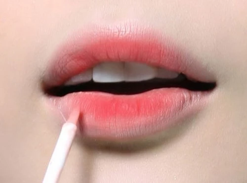 Video: Bí quyết tô son môi giống giới trẻ Hàn Quốc 