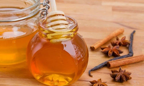Trị mụn an toàn mà hiệu quả bằng hỗn hợp mật ong và quế