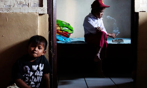 Học sinh tiểu học Indonesia miệng phì phèo thuốc lá