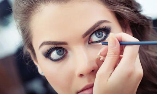 Những thói quen hàng ngày gây ra nếp nhăn và quầng thâm dưới mắt