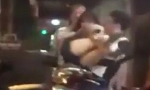 Cặp đôi thản nhiên "làm bậy" trên phố HN đông đúc